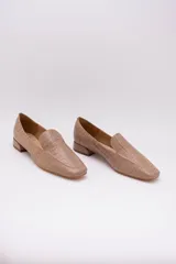 Mocasines bajos color beige con textura croco, de cuero.