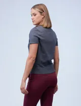 Buzo de punto fino marca Ninety, color gris oscuro, con cuello a la base y manga corta. Presenta terminaciones acanaladas en el ruedo y los puños.