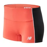 Short de running New Balance color coral con laterales negros y logo blanco estampado en la pierna izquierda.