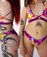 Conjunto de bikini color violeta con tiras finas y estampado multicolor.