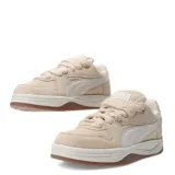 Championes urbanos Puma modelo Park Luna SD, con diseño inspirado en el skate. Presentan una capellada de gamuza negra con la icónica franja lateral de Puma en color blanco, cordones gruesos, entresuela de goma color crema y suela de caucho en tono caramelo.
