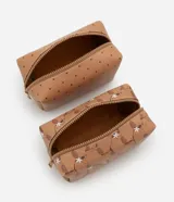 Kit de tres neceseres organizadores. Incluye un neceser grande transparente con bordes en tono tostado y dos neceseres más pequeños estructurados, uno con estampado de puntos y otro con estampado de carpinchos y flores blancas. Todos cuentan con cierre superior.