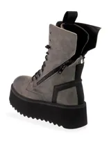 Botas de caña media color gris con cordones y cierre lateral con cremallera. Tiene detalles en cuero negro en el talón y cremallera lateral. La suela es de goma negra con plataforma y dibujo dentado.