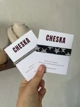 Set de dos pulseras artesanales elaboradas con cuentas Miyuki en tonos negro y plateado, con diseño de estrellas.