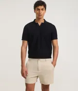 Bermuda color beige confeccionada en viscolino, de corte recto, con bolsillos laterales y traseros.