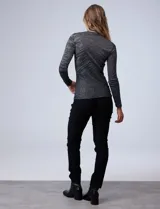 Buzo de tejido elastizado melange, con cuello alto y mangas largas. Marca Tahari.