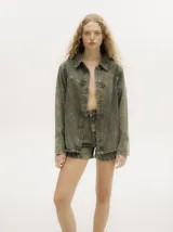 Campera de denim gastado color marrón, de corte holgado y ligero, con cuello camisero, cierre frontal de botones y detalles de botones en los puños.