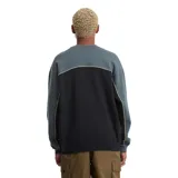 Buzo de cuello redondo Volcom, confeccionado en tejido polar de corte holgado. Diseño en bloques de color verde oscuro y negro, separado por una línea curva contrastante con el logo de la marca bordado en el centro del pecho.