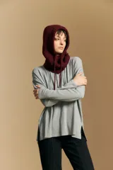 Remera de manga larga con silueta relajada y caída fluida, confeccionada en tejido de viscosa con elastano. Presenta cuello redondo y aberturas laterales en el ruedo.