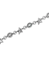Pulsera de eslabones con acabado plateado envejecido, compuesta por dijes en forma de estrella y piedras blancas engastadas en marcos circulares. Incluye un cierre de mosquetón.