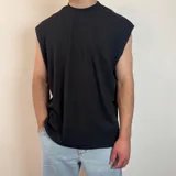 Musculosa negra de micro panal, con cuello redondo y sisas amplias.