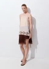 Falda midi recta de satén color marrón, con tiro regular y detalle de puntilla en el ruedo y el lateral.