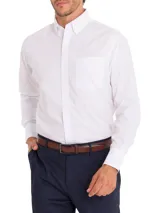 Camisa de vestir blanca de manga larga RKF, modelo Travel 360, con cuello abotonado y bolsillo frontal con logo bordado.