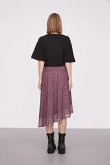 Falda midi evasé con estampado geométrico en tonos borgoña y rosa.