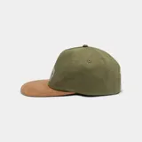 Gorra de 5 paneles de color verde militar, con visera curva de pana marrón y diseño bordado en el frente.