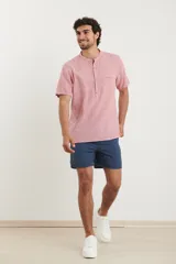 Camisa de manga corta con cuello mao y cierre frontal parcial con botones de coco. Confeccionada en una mezcla de lino y algodón.