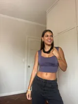 Top corto color lila con escote cuadrado y breteles anchos.