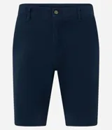 Bermuda masculina de sarga color rosa, corte slim, con bolsillos laterales y cierre con botón y cremallera.