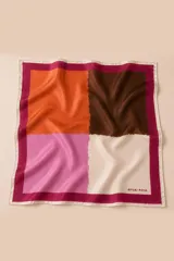 Pañuelo cuadrado de seda con diseño de bloques de color en tonos naranja, marrón, rosado y crema, enmarcado por un borde fucsia. Presenta un acabado satinado y el logo de la marca Rosa-Rosa en una esquina.