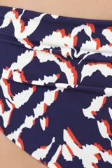 Calzón de bikini de tiro alto con diseño estampado abstracto en tonos azul marino, blanco y rojo, y frunces laterales.