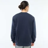 Buzo de cuello redondo con diseño color block en azul marino y bordó. Presenta un estampado minimalista en el pecho y puños acanalados.