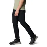 Pantalón tipo chino de corte recto y diseño clásico, confeccionado con tecnología Omni-Shield que repele la humedad y las manchas. Cuenta con cinco bolsillos, incluyendo uno pequeño frontal utilitario, y cintura diseñada para mayor comodidad.