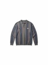 Chomba de manga larga con diseño de rayas verticales en tonos marrón y azul, cuello polo con cierre de botones y parches decorativos en el pecho.