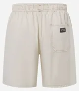 Bermuda de jeans de hombre, color negro con efecto desgastado o acid wash, de corte holgado. Posee cintura elástica con cordón de ajuste y bolsillos laterales.