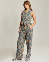 Chaleco de jacquard con estampado floral, escote en V pronunciado y cierre frontal con botones.