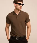 Polo de hombre slim fit color beige, confeccionada en tejido de media malla acanalada de algodón sostenible, con cuello clásico con botones y mangas cortas.