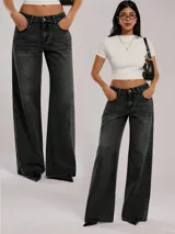 Pantalón de jean de tiro medio y corte wide leg, en color gris oscuro con efecto lavado. Presenta diseño clásico de cinco bolsillos, cierre frontal con botón y cremallera, y costuras reforzadas.