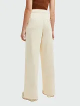 Pantalón de algodón color crema, de corte ancho y cintura elástica.