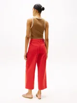 Pantalón jean de pierna ancha color rojo, de talle alto y corte tobillero.