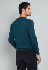 Sweater de algodón color verde petróleo, con cuello redondo y mangas largas.
