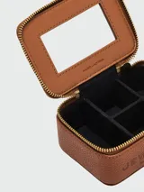 Mini estuche joyero de cuero texturizado negro, con cierre perimetral de cremallera metálica dorada y asa superior fija.