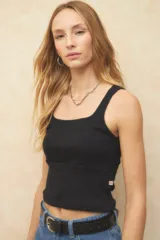Musculosa celeste de algodón con escote cuadrado y breteles anchos.