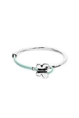 Pulsera semirígida compuesta por una estructura de plata de ley y una sección de cuero color verde menta, con un dije central en forma de mariposa de plata.