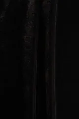 Pantalón de tiro alto confeccionado en velour suave, con cintura elástica y piernas rectas con pinzas.