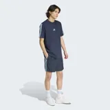 Remera Adidas de cuello redondo y manga corta, color azul marino con las icónicas tres rayas en celeste sobre los hombros y logo de la marca bordado en el centro del pecho.