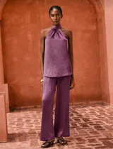 Conjunto de blusa con cuello halter y espalda abierta y pantalón con elástico.