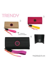 Billetera Trendy color fucsia con cierre de solapa y botón a presión. Incluye correa de mano amarilla y dije de cuerda rosa y naranja.