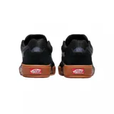 Championes Vans modelo Skate Ave 2.0, color negro con detalles en gris y suela de goma color caramelo. Diseño técnico con paneles de gamuza y malla, con la icónica banda lateral de la marca y tecnología de suela UltimateWaffle.