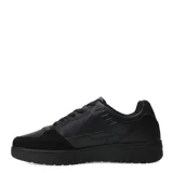 Championes urbanos de estilo retro, color negro, con diseño de paneles en cuero sintético y gamuza. Presentan perforaciones en la puntera para mayor ventilación, cordones al tono y suela de goma resistente.
