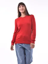 Sweater rojo de tejido de punto liso, con cuello redondo y mangas largas con leve frunce en los hombros.