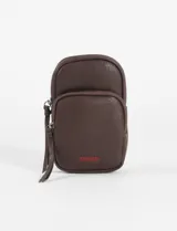 Porta celular marrón de cuero sintético con dos compartimentos con cierre y correa larga ajustable.