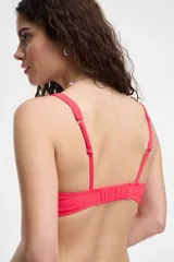 Top de bikini negro de textura acanalada, con escote cuadrado y tirantes anchos.