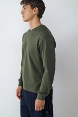 Camiseta de manga larga con cuello redondo, confeccionada en algodón, de corte relajado y diseño básico.