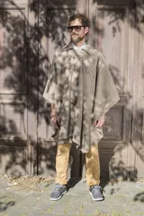 Poncho de lana fina sin teñir, diseñado por Don Baez, con cuello, cartera con broches a presión y bolsillo ojal.