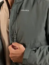 Campera negra con capucha, cierre frontal con cremallera y bolsillos laterales con botón a presión.