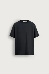 Camiseta regular fit de color negro, con cuello redondo y manga corta, perteneciente a la colección especial Origins.